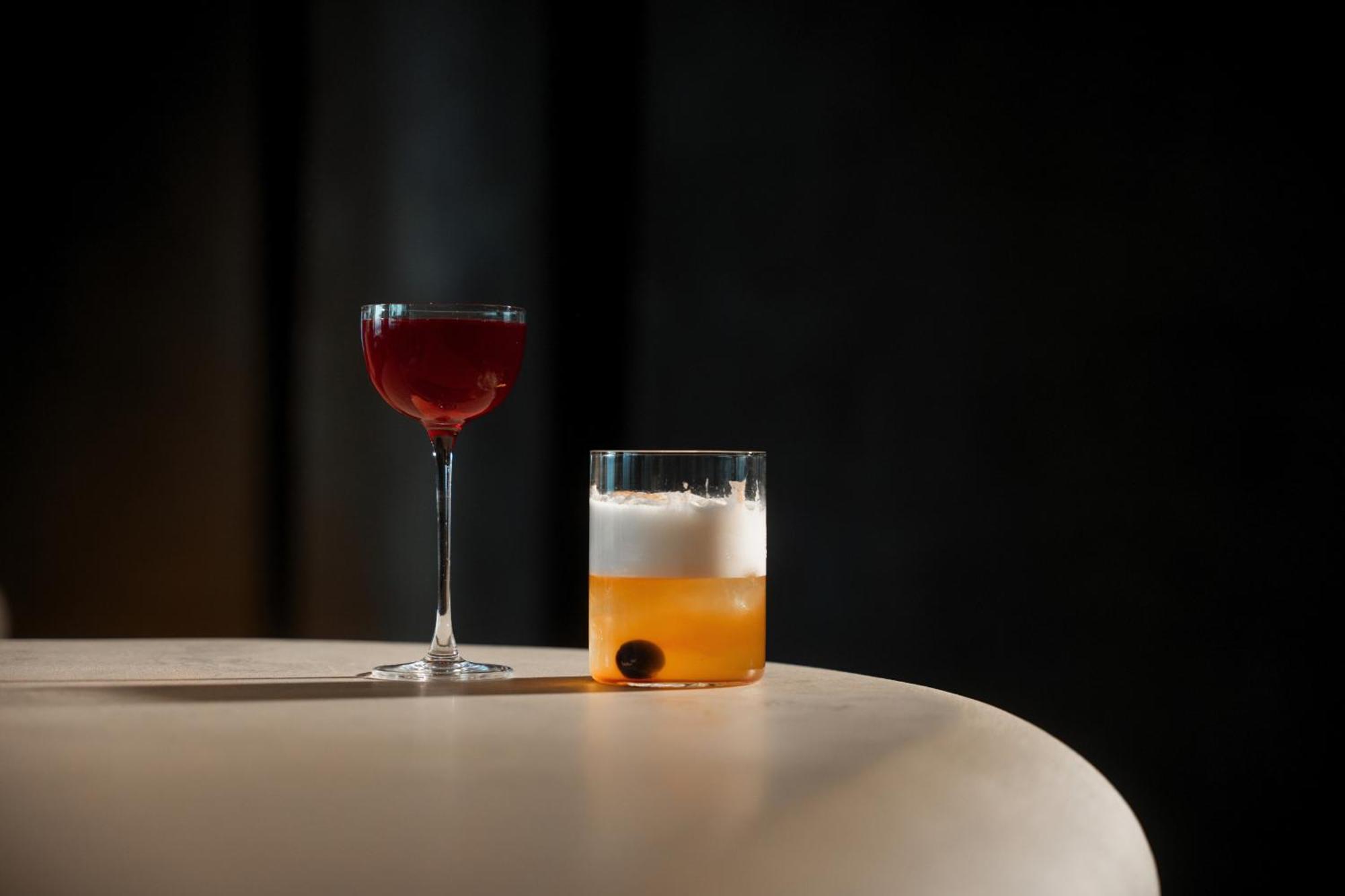 Minos Palace Resort - Adults Only Agios Nikolaos  Bagian luar foto A Clover Club (left) and a Salty Dog (right)